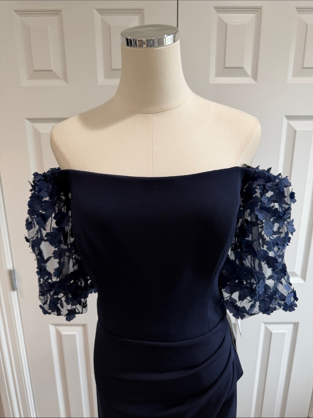 NWT XSCAPE Off-Shoulder Navy Evening Gown Floral Lace Sleeves Size 12 - Picture 4 of 14